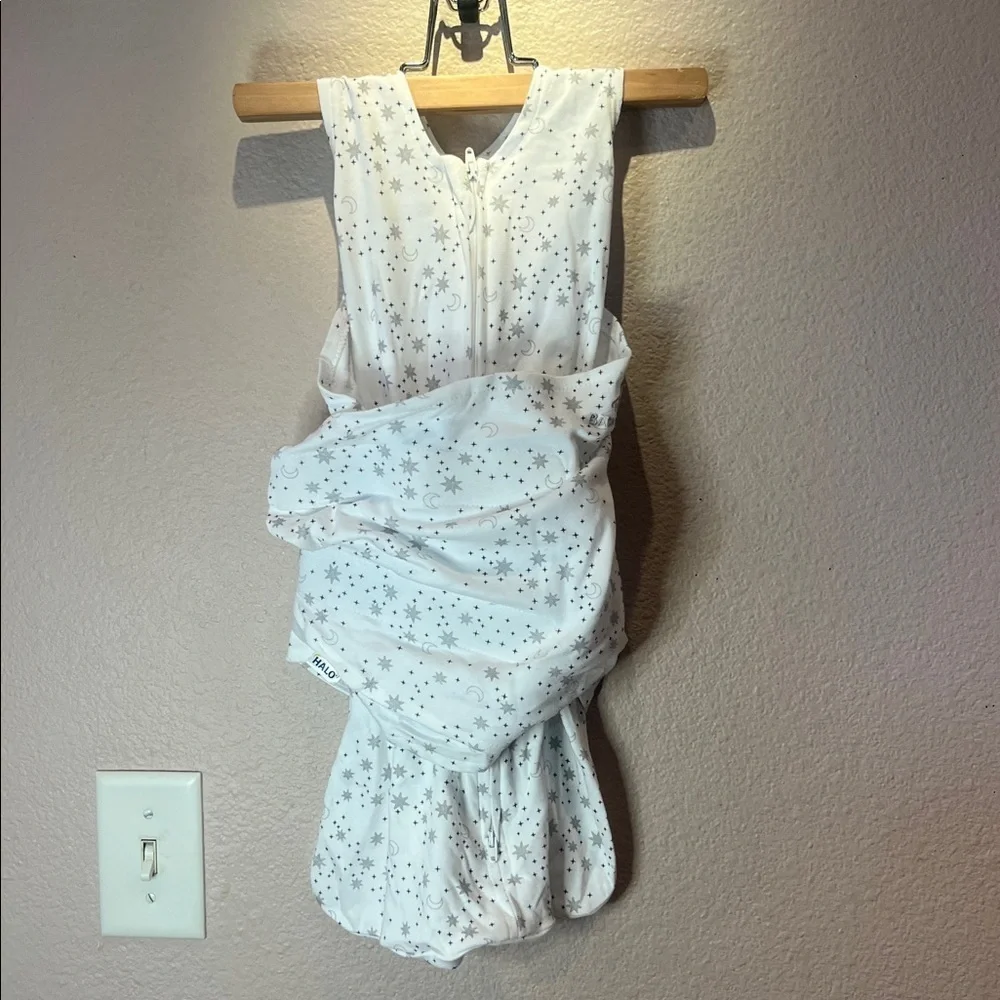 Halo SleepSack Swaddle Baby Stars Moon Pattern Size 0-3 Months